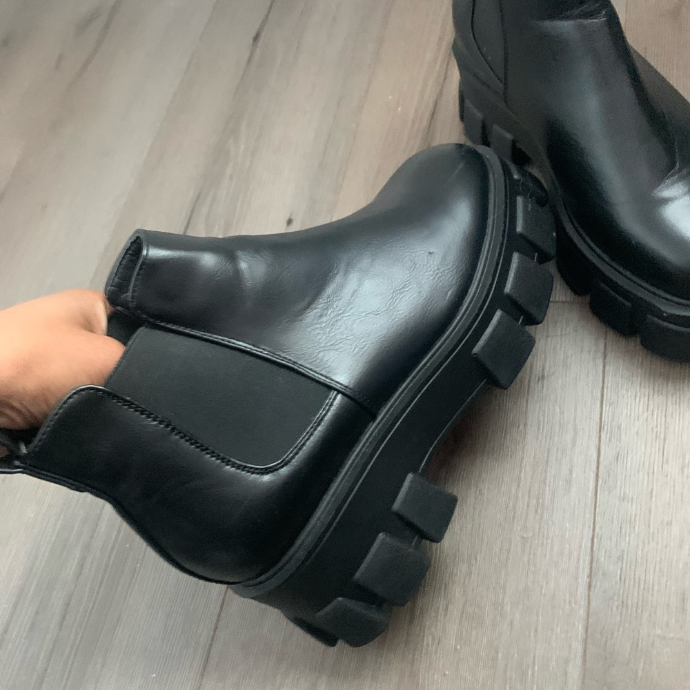 Women's Lug Sole Platform Chelsea Ankle Boots
Low Chunky Block Heel